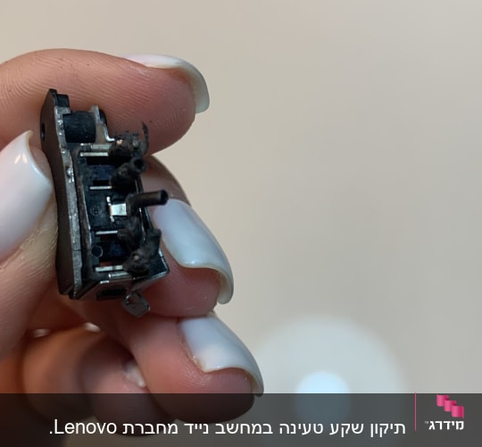 רכיב אלקטרוני קטן מוחזק ביד עם ציפורניים לבנות